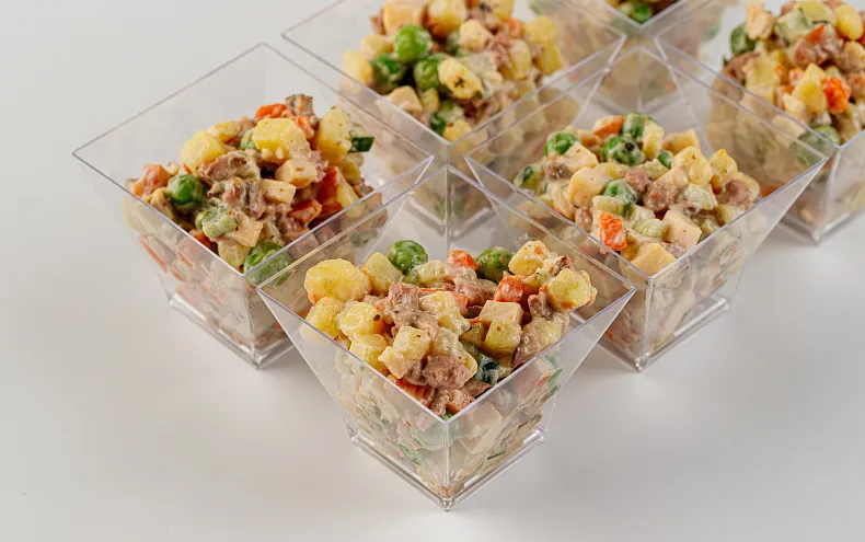 Салат «Оливье с ростбифом» в фуршетных стаканчиках, 15 шт