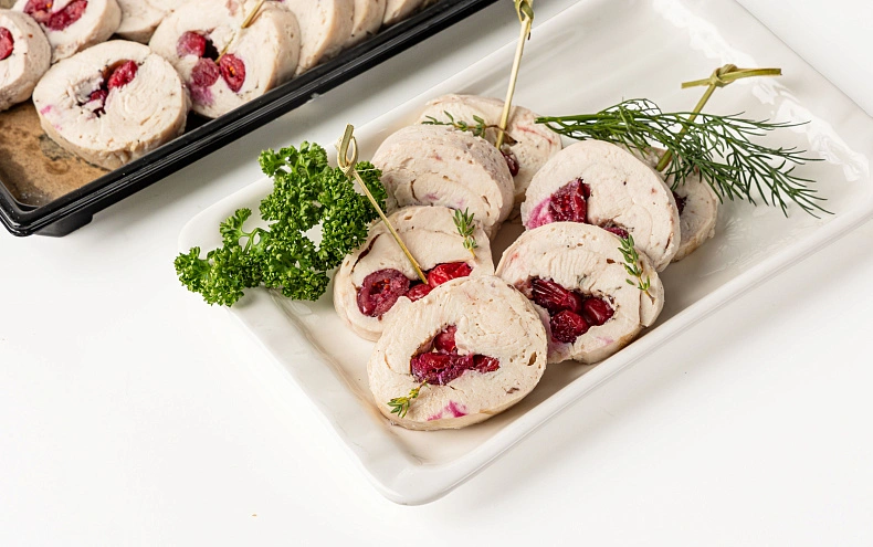 Рулет с курицей и клюквой