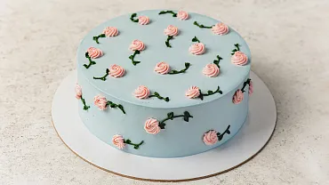 Торт «Цветочная поляна» в голубом