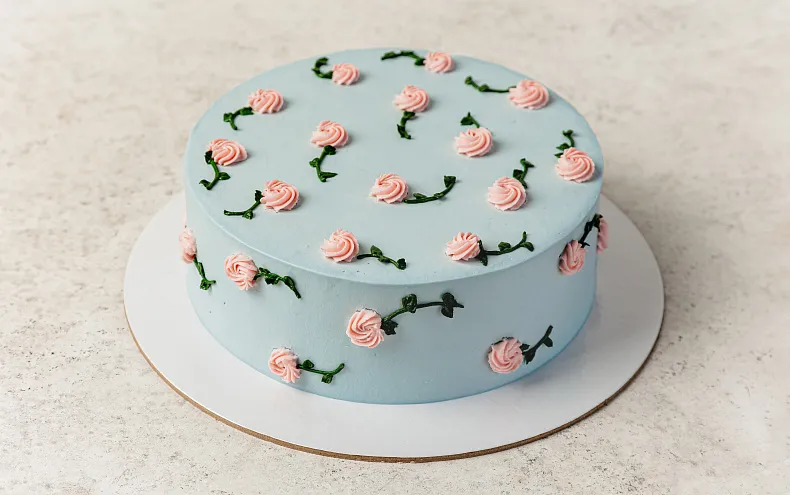 Торт «Цветочная поляна» в голубом