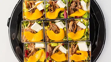 Салат «С уткой и манговым соусом» в стаканчиках, 9 шт