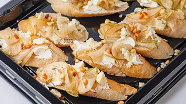 Брускетта с грушей и горгонзолой, 10 шт