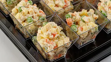 Салат «Оливье с филе индейки» в фуршетных стаканчиках, 15 шт