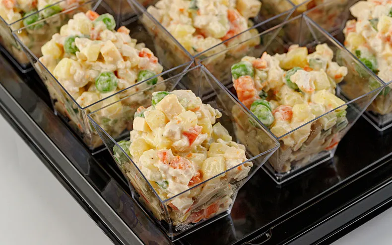 Салат «Оливье с филе индейки» в фуршетных стаканчиках, 15 шт