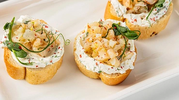 Брускетта с тартаром из креветки и творожным сыром, 10 шт.
