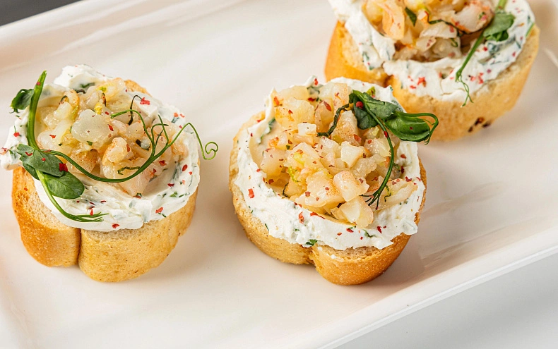 Брускетта с тартаром из креветки и творожным сыром, 10 шт.