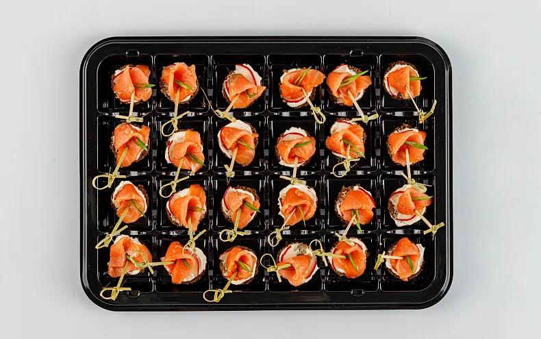 Мини-брускетты с лососем слабосолёным и сырным кремом, 24 шт