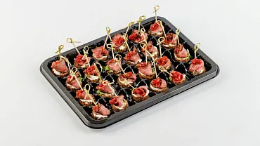 Мини-брускетты с ростбифом и луком конфи, 24 шт