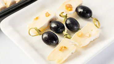 Канапе с виноградом и сыром камамбер, 20 шт