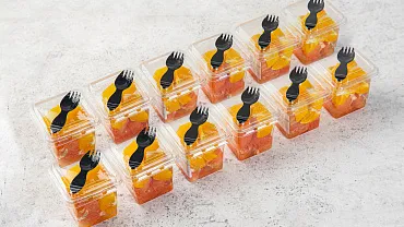 Наборы тропических фруктов в стаканчиках