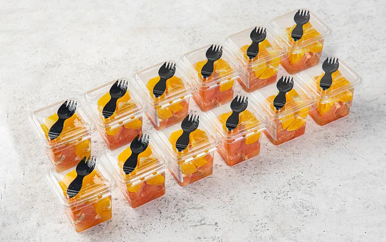 Наборы тропических фруктов в стаканчиках