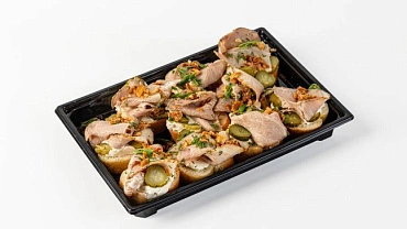 Брускетта с бужениной и хрустящим луком, 10 шт