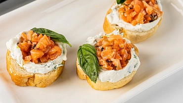 Брускетта с лососем и творожным кремом, 10 шт.