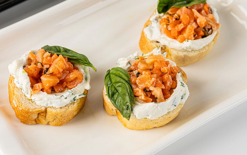 Брускетта с лососем и творожным кремом, 10 шт.