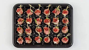 Мини-брускетты с ростбифом и луком конфи, 24 шт