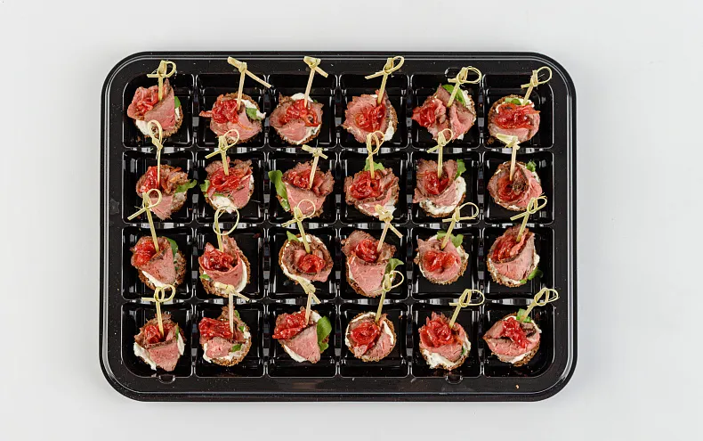 Мини-брускетты с ростбифом и луком конфи, 24 шт