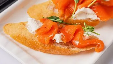 Брускетта с ломтиками филе лосося, 10 шт