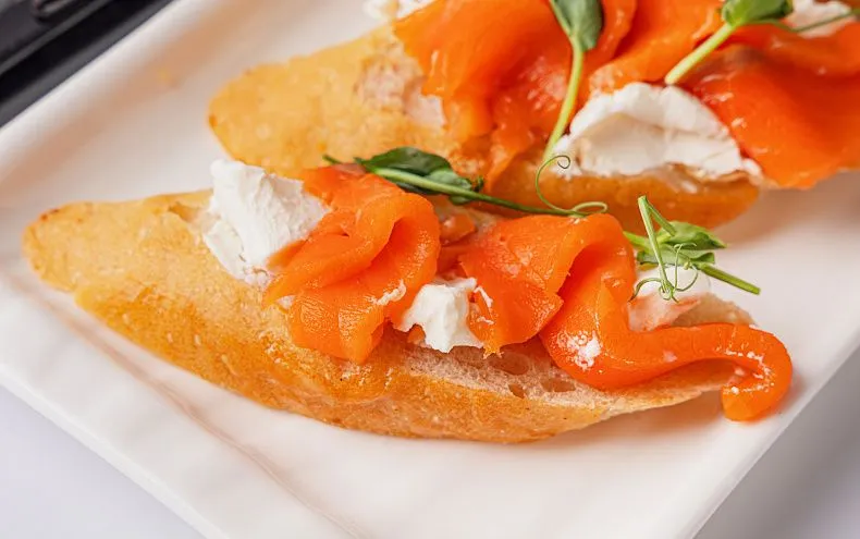 Брускетта с ломтиками филе лосося, 10 шт