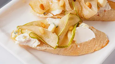 Брускетта с грушей и горгонзолой, 10 шт