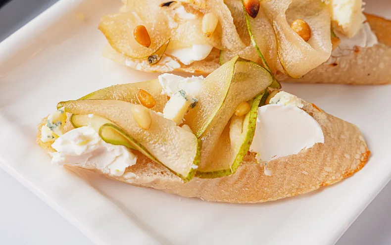 Брускетта с грушей и горгонзолой, 10 шт