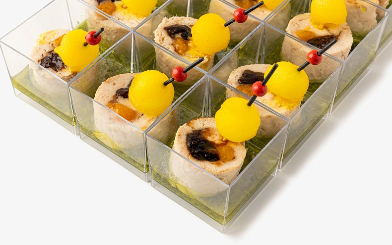 Канапе с куриным рулетом и грушей, 12 шт
