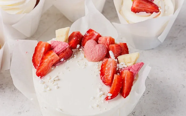 Набор Бенто-торт с капкейками «Клубничное настроение»