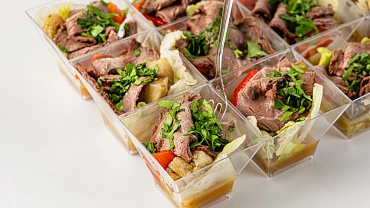 Салат с ростбифом и печеными овощами в имбирном соусе, 15 шт.