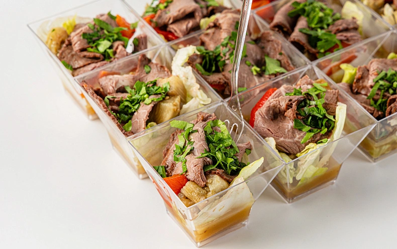 Салат с ростбифом и печеными овощами в имбирном соусе, 15 шт.