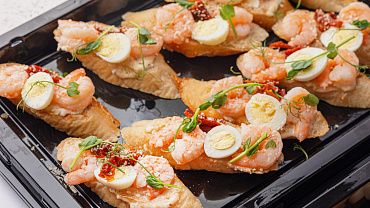 Брускетта цезарь с креветками и вялеными томатами, 10 шт