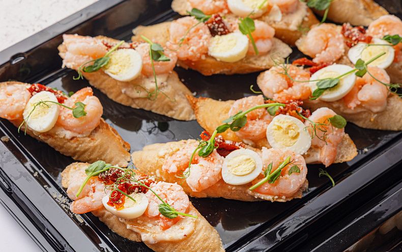 Брускетта цезарь с креветками и вялеными томатами, 10 шт