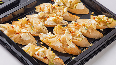 Брускетта с грушей и горгонзолой, 10 шт