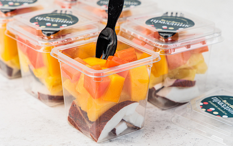 Наборы тропических фруктов в стаканчиках