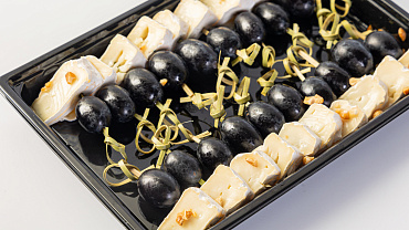 Канапе с виноградом и сыром камамбер, 20 шт