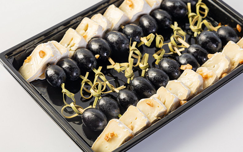 Канапе с виноградом и сыром камамбер, 20 шт