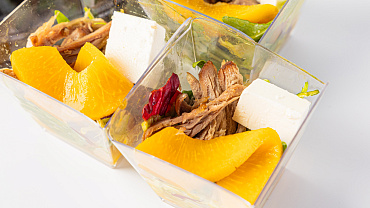 Салат «С уткой и манговым соусом» в стаканчиках, 9 шт