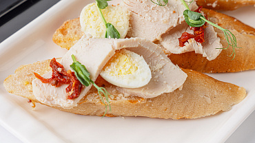 Брускетта цезарь с индейкой, 10 шт