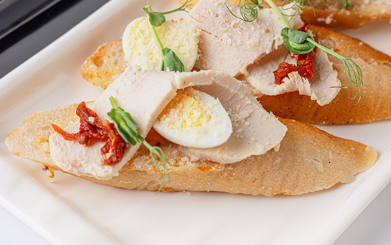 Брускетта цезарь с индейкой, 10 шт