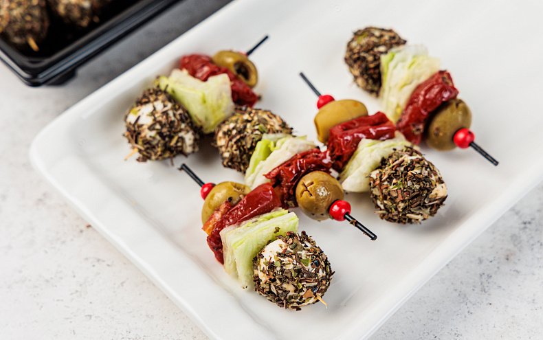 Канапе с моцареллой и вялеными томатами, 9 шт