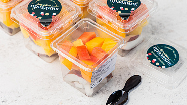 Наборы тропических фруктов в стаканчиках