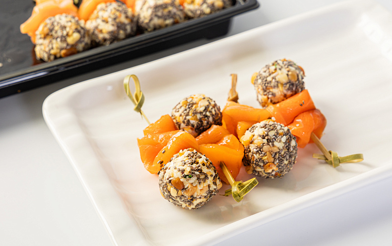 Канапе с лососем и творожным сыром, 14 шт