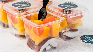 Наборы тропических фруктов в стаканчиках