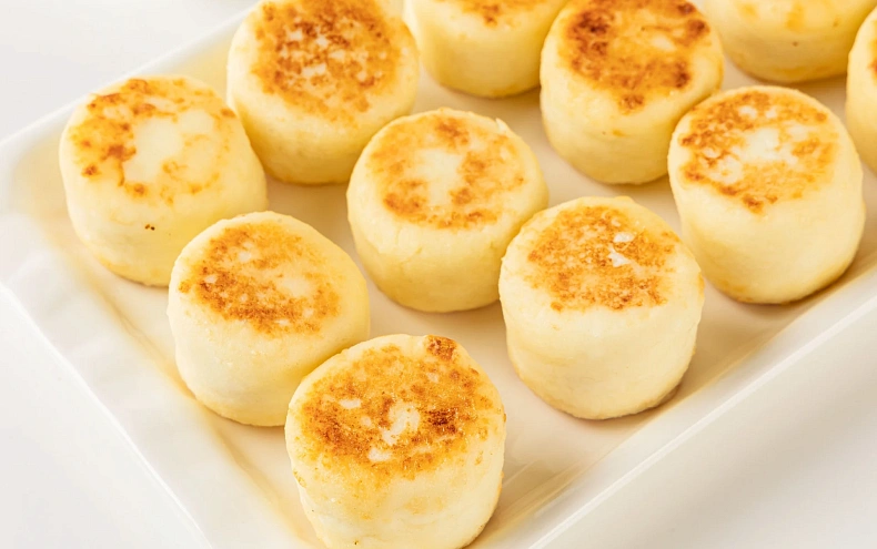 Сырники мини с ягодным соусом и сметаной, 12 шт