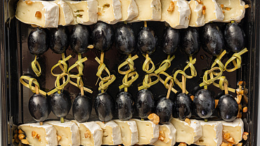 Канапе с виноградом и сыром камамбер, 20 шт