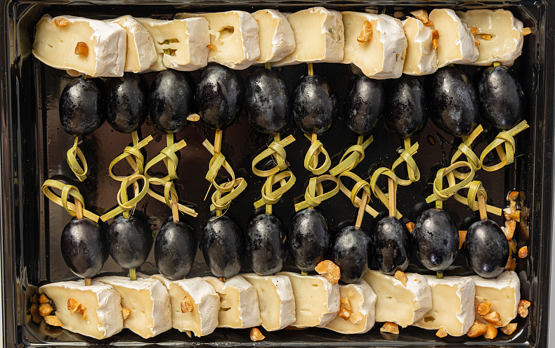 Канапе с виноградом и сыром камамбер, 20 шт