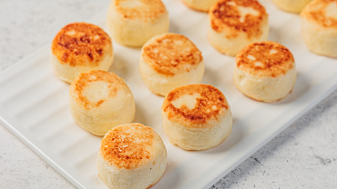 Сырники мини с ягодным соусом, 12шт