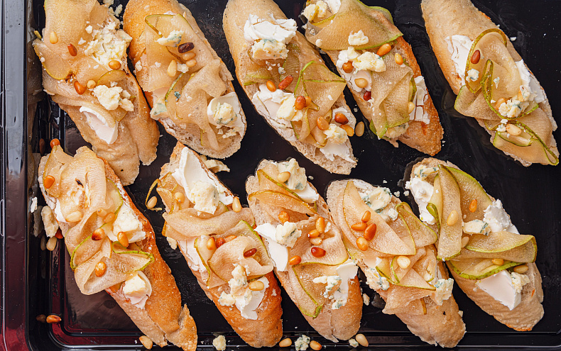 Брускетта с грушей и горгонзолой, 10 шт