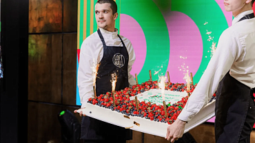 Официант для кейтеринга или частного мероприятия