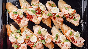Брускетта цезарь с креветками и вялеными томатами, 10 шт