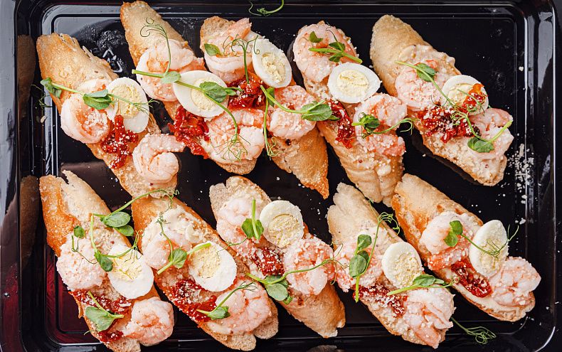 Брускетта цезарь с креветками и вялеными томатами, 10 шт