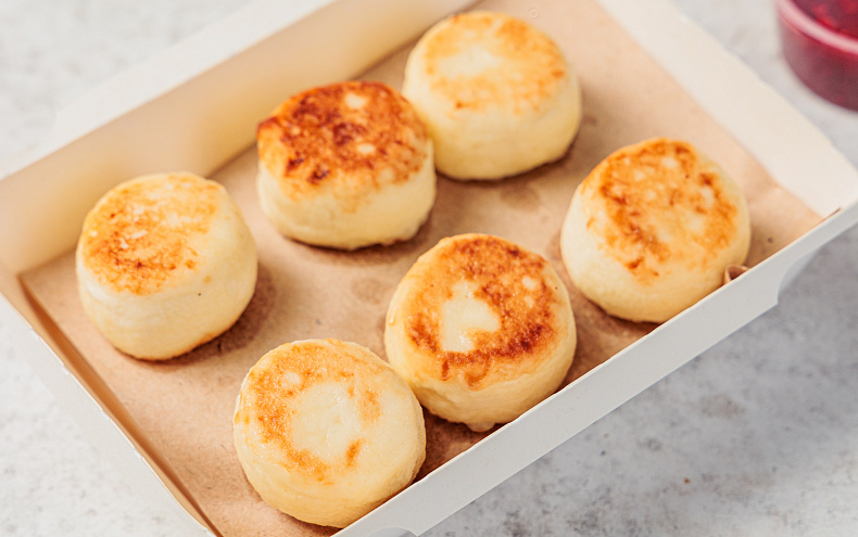 Сырники мини с ягодным соусом, 12шт